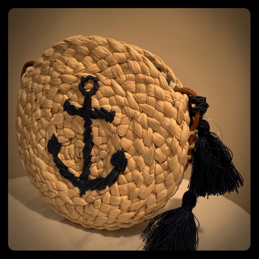 Round straw shoulder bag